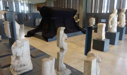 Troya Müzesinde sergilen Polyksenanın kurban edilmesinin betimlendiği Polyksena Lahti, siyah örtüyle kapatıldı