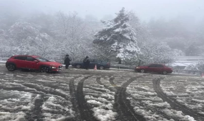 Uludağ’da kar kalınlığı 50 santimi aştı; araçların zincirsiz çıkışına izin verilmiyor