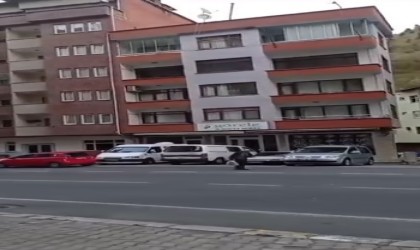 Vatandaş fırtınanın uçurduğu çatının altında kalmaktan son anda kurtuldu