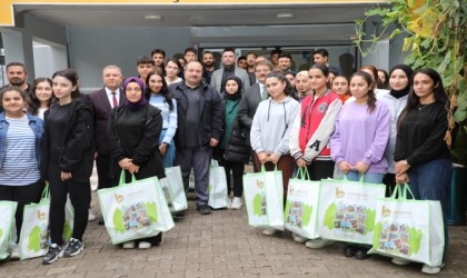 Viranşehir Belediyesinden gençlere kitap seti desteği