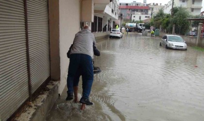 Yağışın göle çevirip araçları suya gömdüğü Silifkede ekipler su tahliyesine başladı