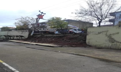 Yağmur sırasında okul bahçesinin istinat duvarı yıkıldı