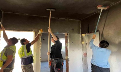 Yanan evi yabancı öğrencilerle tamir ettiler