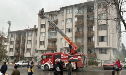 Yangında dumandan etkilenenler, balkondan tahliye edildi