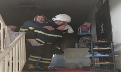 Yangında mahsur kalan kadını itfaiye eri sırtına alarak kurtardı