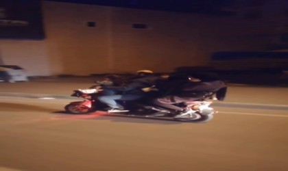 Yarım düzine bir motosiklete bindiler