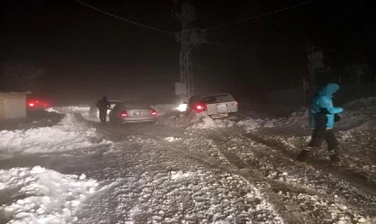 Yaylada kar nedeniyle mahsur kalan 13 kişi kurtarıldı