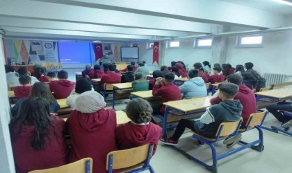 Yazar Şafak Güçlü, Hisarcıkta lise öğrencileriyle bir araya geldi