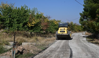 Yeşilyurtta yollar yenileniyor