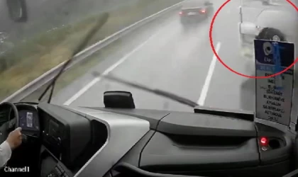 Yolcu otobüsü, aniden şerit değiştiren hafriyat kamyonuna çarptı; kaza anı kamerada
