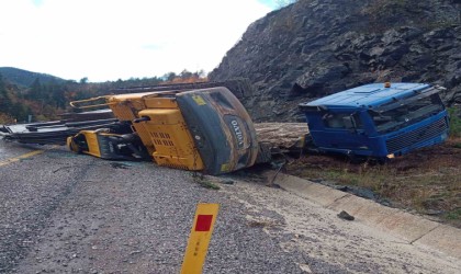 Yoldan çıkan tır üzerindeki Kastamonuda ekskavatör devrildi: Faciadan dönüldü