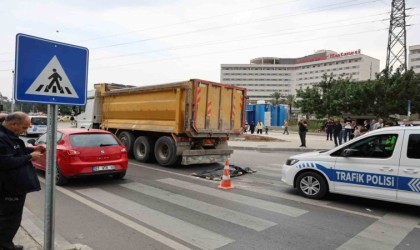 Yolun karşısına geçerken kamyonun çarptığı yaşlı adam öldü