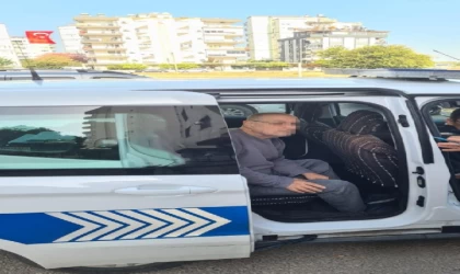 16 gün önce aldığı otomobili, komşusu taşla boydan boya çizdi