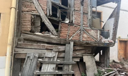 5.1’lik depremde kolonları çatlayan belediye binası tahliye edildi