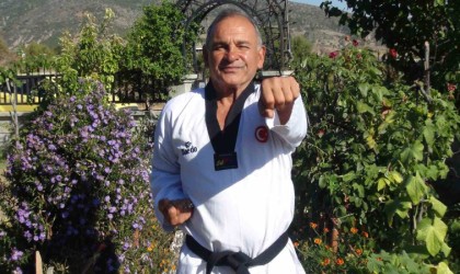 64 yaşındaki taekwondocu gençlere taş çıkartıyor