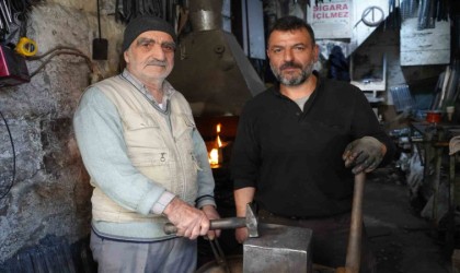 70 yıllık demirci ustası zamana ve teknolojiye direniyor
