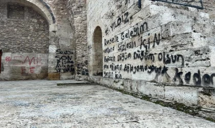 752 yıllık medreseye sprey boyayla zarar verdiler