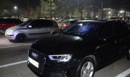 Açık otoparktaki 35 aracın camını kırdı