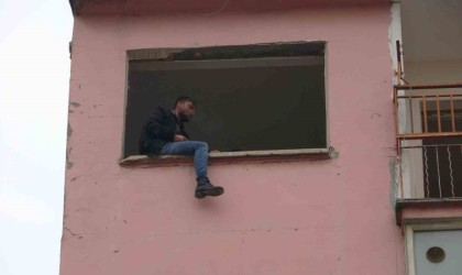 Ağır hasarlı binanın 6ıncı katına çıkan genç polisi alarma geçirdi
