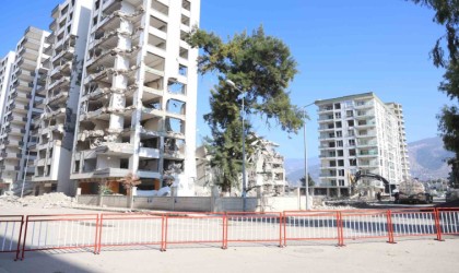 Ağır hasarlı binanın çökme riskinden dolayı yanındaki apartmanlar tahliye edildi