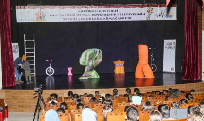 Akrobasi gösterisine çocuklardan yoğun ilgi