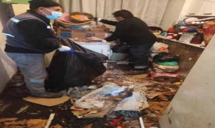 Anne ile oğlunun yaşadığı evden 45 ton çöp çıktı