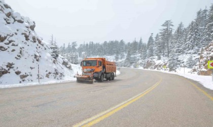 Antalya-Konya karayolunda kar kalınlığı 25 santime ulaştı