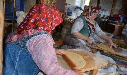 Antalyalı kadınların erişte kesme ve dibek taşında buğday dövme geleneği