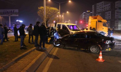 Araçlar karşı yola geçti, ortalık savaş alanına döndü: 1 yaralı