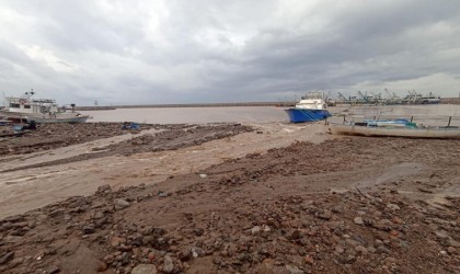 Ayvacıkta sağanak yağış nedeniyle Gülpınar-Babakale köy yolu trafiğe kapatıldı