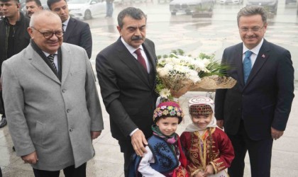 Bakan Tekin: “Eğitim öğretim süreci seferberlik ruhuyla aşılabilecek bir durum”