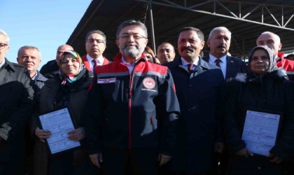 Bakan Yumaklı, depremde hayvanlarını kaybeden üreticilere büyükbaş hayvan dağıtımına katıldı