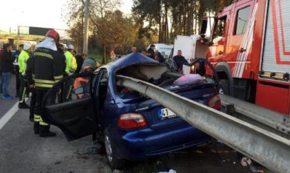 Bariyerlere saplanan otomobildeki anne ve oğlu öldü, baba yaralı