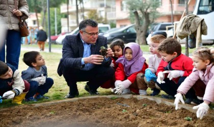 Başkan Öküzcüoğlu öğrencilerle birlikte çiçek dikti