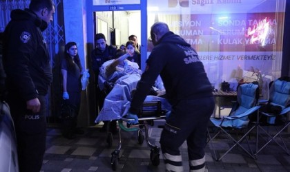 Bıçakla yaralanan genç kız ambulansa alınırken yakınlarına el salladı