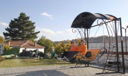 Bünyanda bank, cam durak ve salıncaklar kuruldu