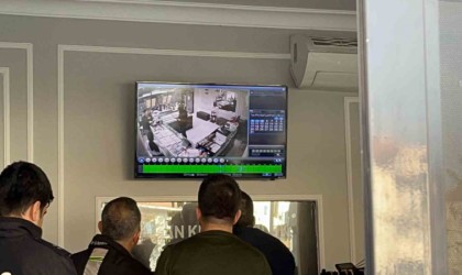 Bursada kar maskeli ve silahlı soyguncu kamerada… Polis ekipleri olayı böyle araştırdı