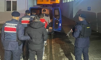 Çaldıkları kredi kartıyla alışveriş yapınca yakalandılar