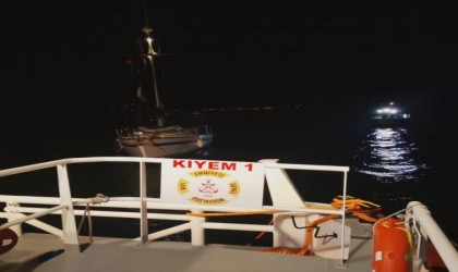 Çanakkale Boğazında sürüklenen tekne kurtarıldı