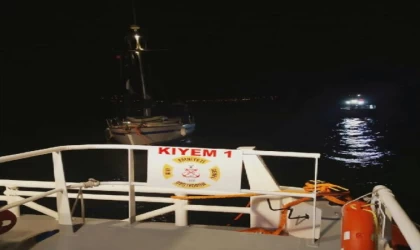 Çanakkale Boğazı’nda sürüklenen yelkenli Eceabat’a çekildi