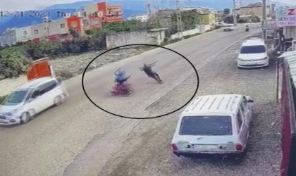 Çarpışmanın etkisiyle motosiklet sürücüsü ve yaya havaya uçtu
