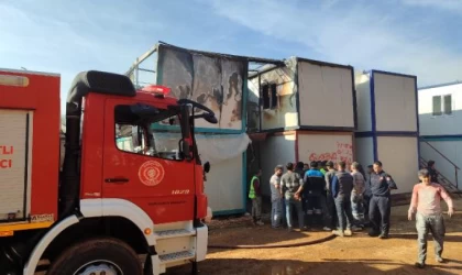 Deprem konutları inşaatında çalışan işçilerinin konteynerlerinde yangın