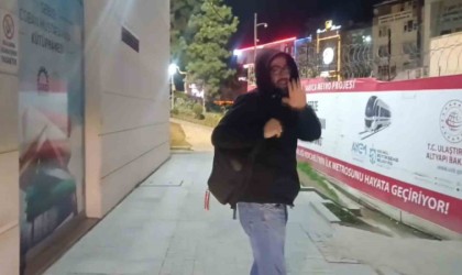 Ders çalışırken kendini kaptıran genç kütüphanede kilitli kaldı