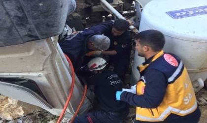 Devrilen beton mikserinde sıkışan sürücüyü itfaiye kurtardı