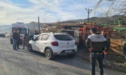 Direksiyon başında uyuyunca park halindeki kamyonete çarptı: 2 yaralı