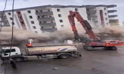 Diyarbakır’da 8 katlı bina, yıkım sırasında çöktü
