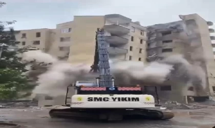 Diyarbakır’da 9 katlı bina yıkılırken çöktü