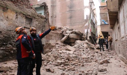 Diyarbakırda boş bina kendiliğinden çöktü