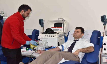 Diyarbakırda hastane personeli ve vatandaşlar kan bağışında bulundu