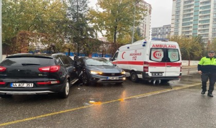 Diyarbakırda kavşağa kontrolsüz giren iki otomobil çarpıştı: 1 yaralı